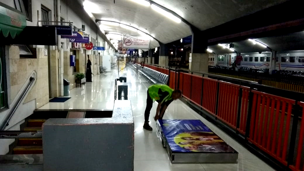 Pekerjaan Pasang Neon Box Stasiun Kereta Api