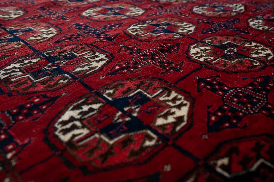 IDENTIFYING THE ORIGINS OF AN ORIENTAL RUG James Barclay