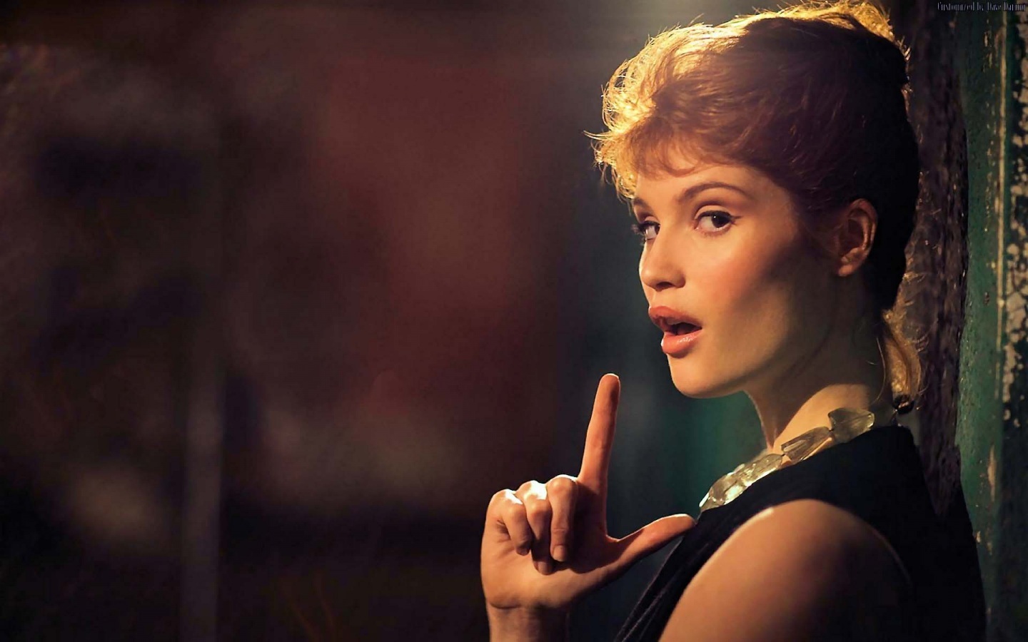 Agent Fields (Gemma Arterton) Club James Bond France