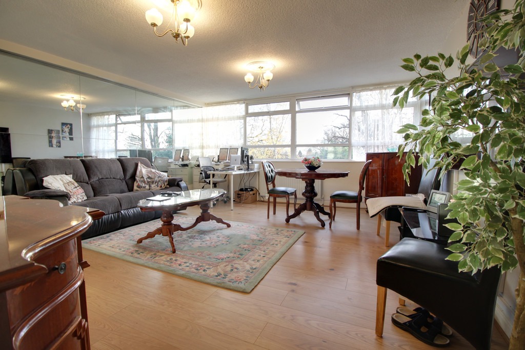 2 Bedroom Flat For Sale in Augustus Road, Birmingham James Laurence Estate Agents