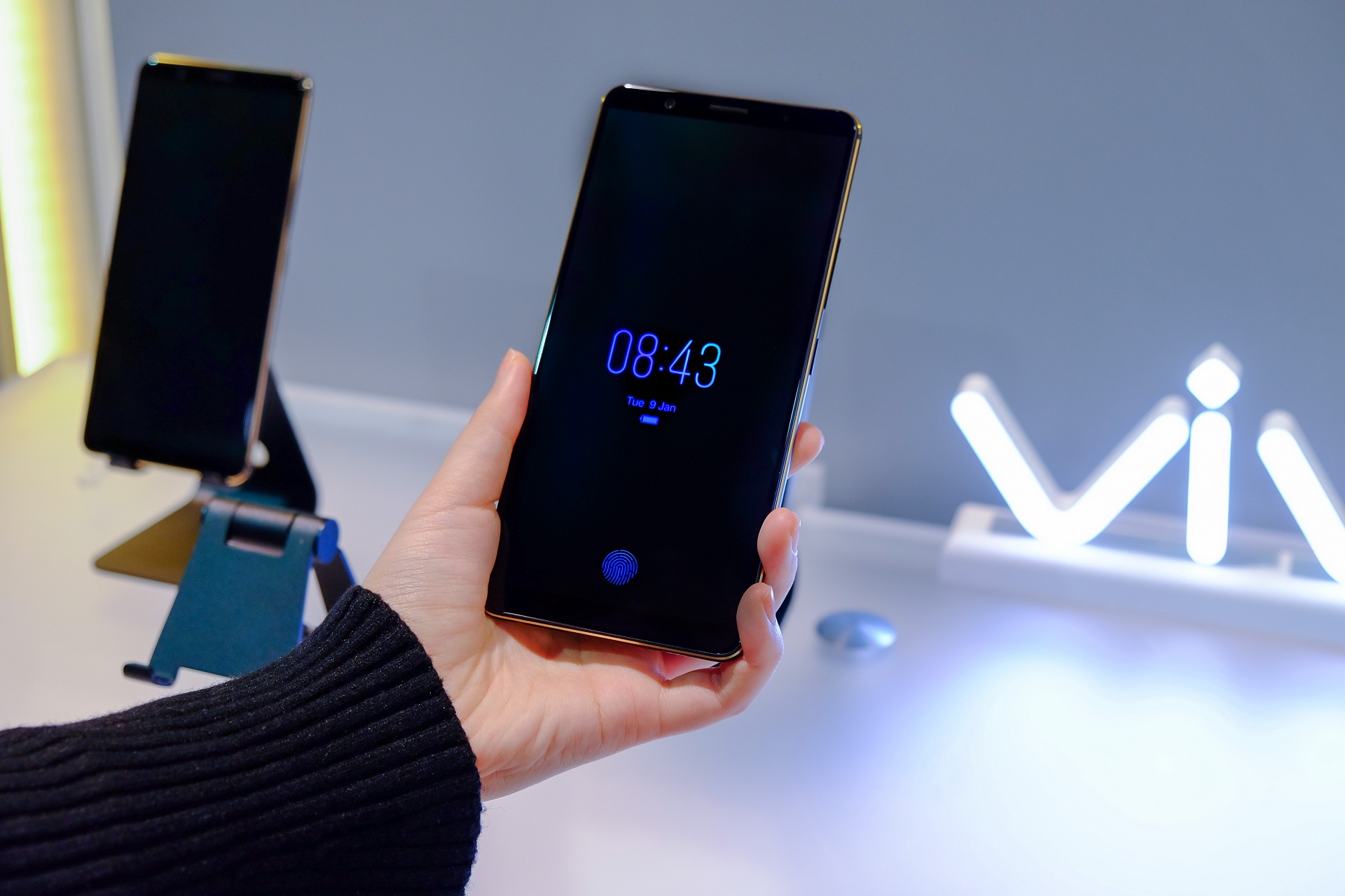 Vivo Unveils First smartphone with InDisplay Fingerprint Scanner Jam