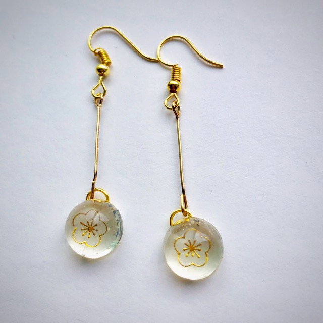Japanese style earrings Connect Japan and the world by sharing