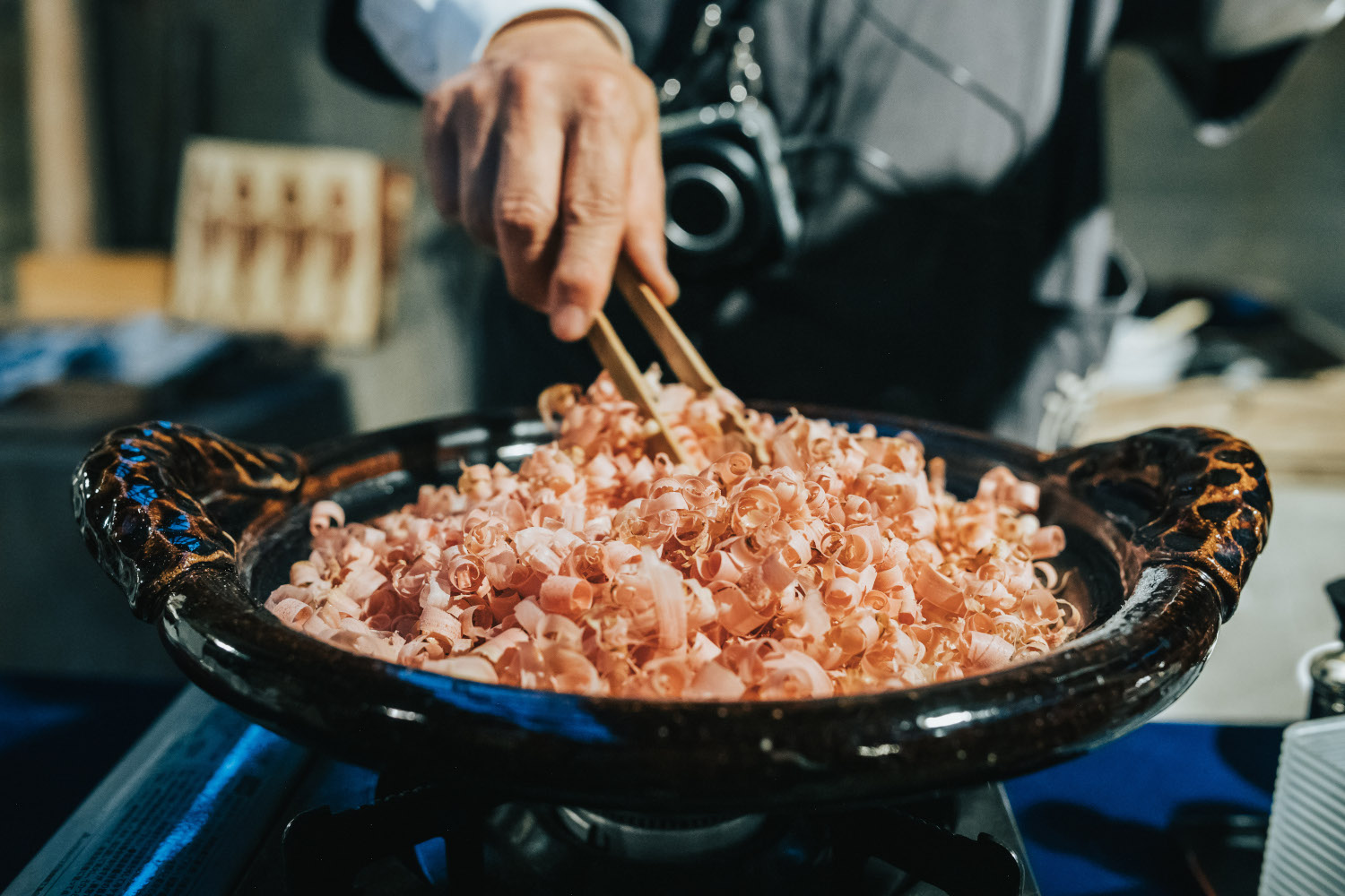 Le Katsuobushi fumé au bois, une pratique japonaise en voie d’extinction