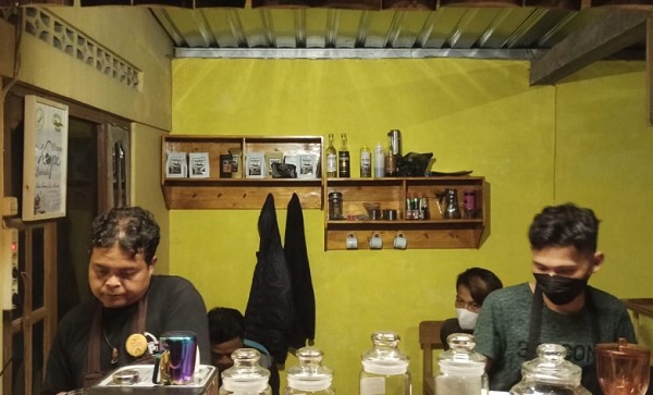 Pemuda di Klaten Menjaga Merapi Sambil Jualan Kopi, Laba