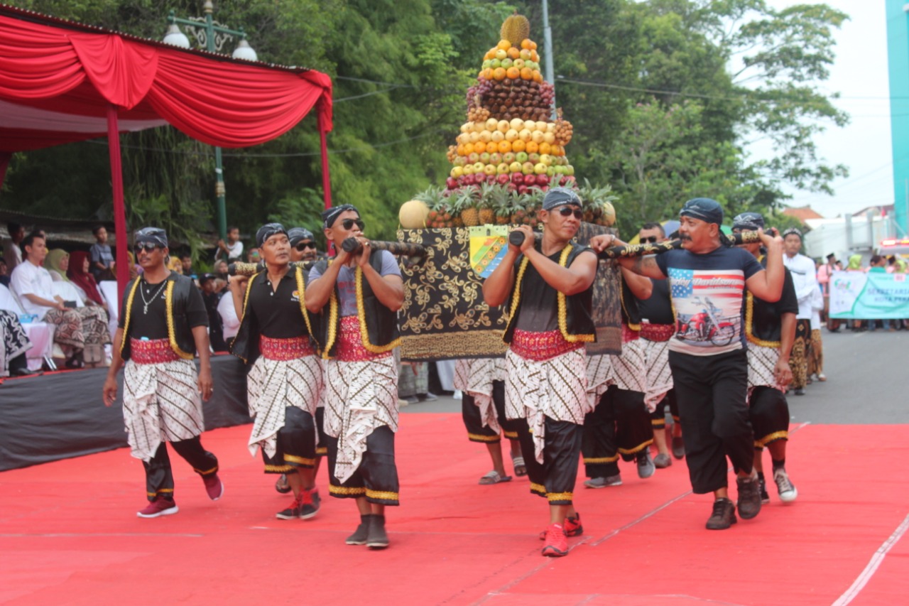 Kirab Budaya dan Festival Sarung Ramaikan Hari Jadi ke113 Kota