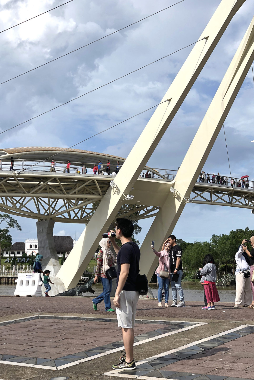 Waterfront Bridge 1 / Kuching Jayndee
