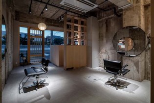 2026aichi_kojima-de4 レセプションカウンターからつながるカットスペース。大きなミラーはお客様が施術を確認しやすいだけでなく、空間の広がりを感じさせ開放感をもたらす