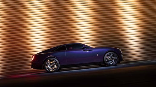 16x9 絶対的な威厳を放つ「BLACK BADGE SPECTRE」が纏うのは、80・90年代のクラブカルチャーの魅惑的なネオンの輝きをイメージした「ヴェイパー・バイオレット」。深みのある印象的なカラーが、見る人の目を惹きつける