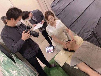 2026aichi_victoire9 同店のオーナーは国際コルギ師資格をはじめ、小顔管理士、非対称管 理士、背面管理士の資格を保有。多くの有名人を含むお客様に愛され、高いリピート率を誇り、様々なメディア に取り上げられている。写真は取材を受けるオーナー