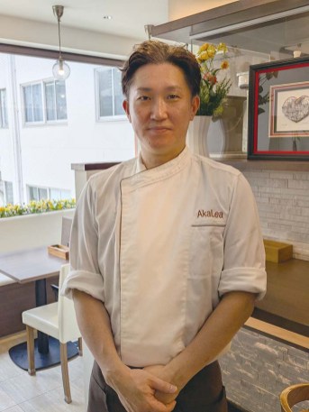 2026hyogo_akalea8 オーナーシェフ・西川武志氏。東京のイタリアンでの修行や焼鳥店経営を経て、神戸の老舗洋食店「グリル一平」三宮店にて店長を歴任。退職後、同店を立ち上げた