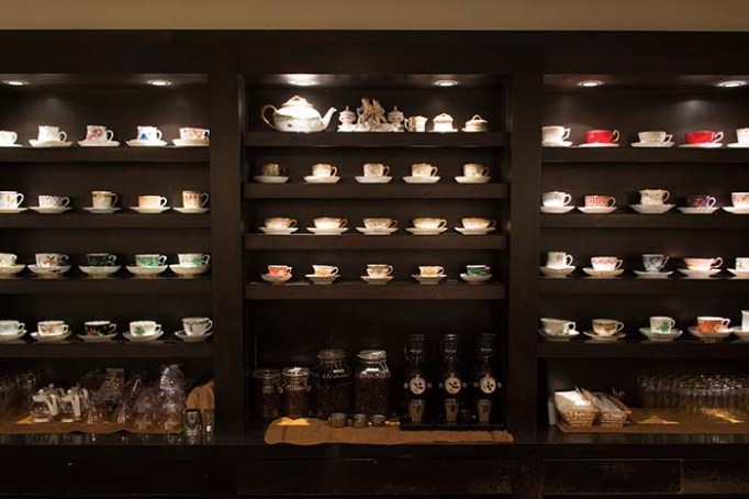 2026hyogo_ashiyacoffee5 店内にはヘレンドやマイセンなどの美しいカップが並び、お好きなものをお選びいただける