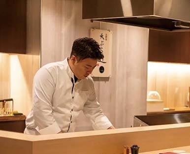 2026hyogo_tempura-tuji9 料理長・今西良太氏 姫路の日本料理一意専心にて料理修行を始める。31歳の時に系列店舗になる天麩羅 團(だん)をオープンし店長に就任。35歳に退社し、36歳に〈北野坂 天ぷら辻〉料理長に就任