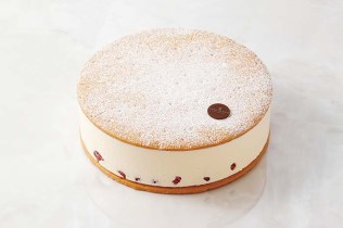2026nagano_casamingo8 「ケーゼザーネトルテ レアチーズケーキ」。北海道産の濃厚な最高級チーズをサクサクのクッキーでサンドした自信作。直径 20cm 10,800円