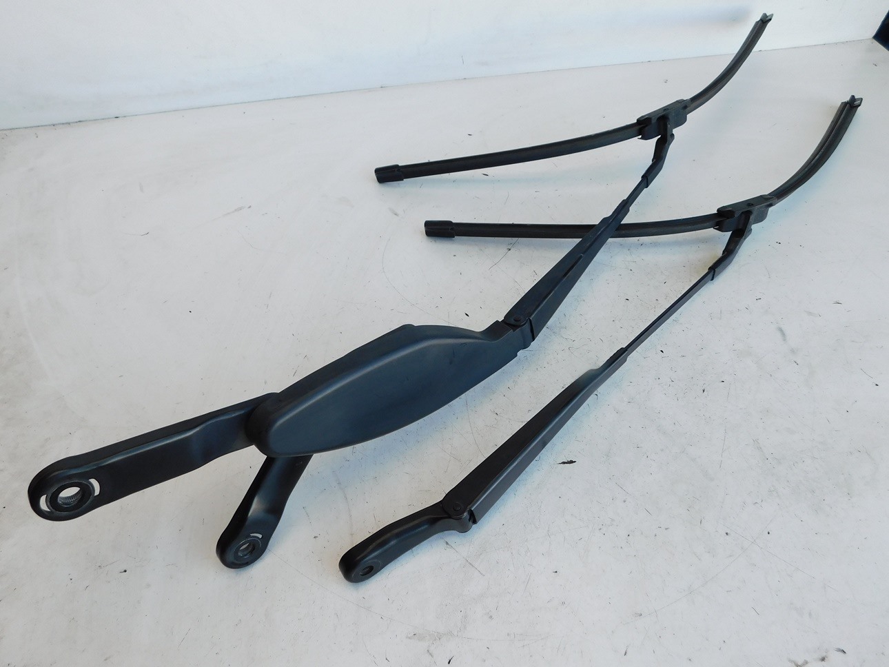 Mercedes Benz SL55 AMG R230 2005 Front Windscreen Wiper Arms Pair RHD