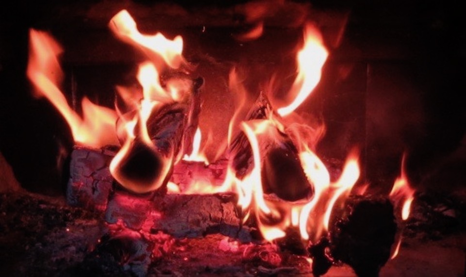 Devant la flamme, le rêveur vit dans un passé qui n’est plus uniquement