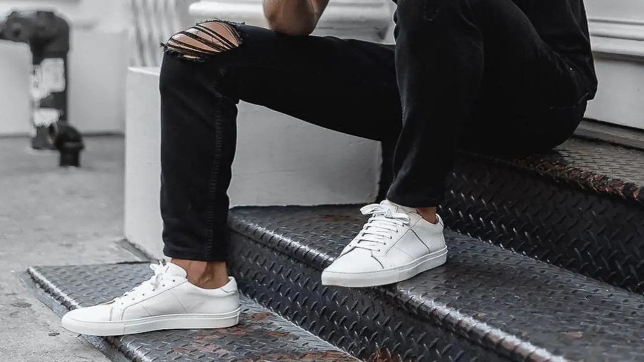 How To Choosing The Right Shirt To Wear With Black Jeans