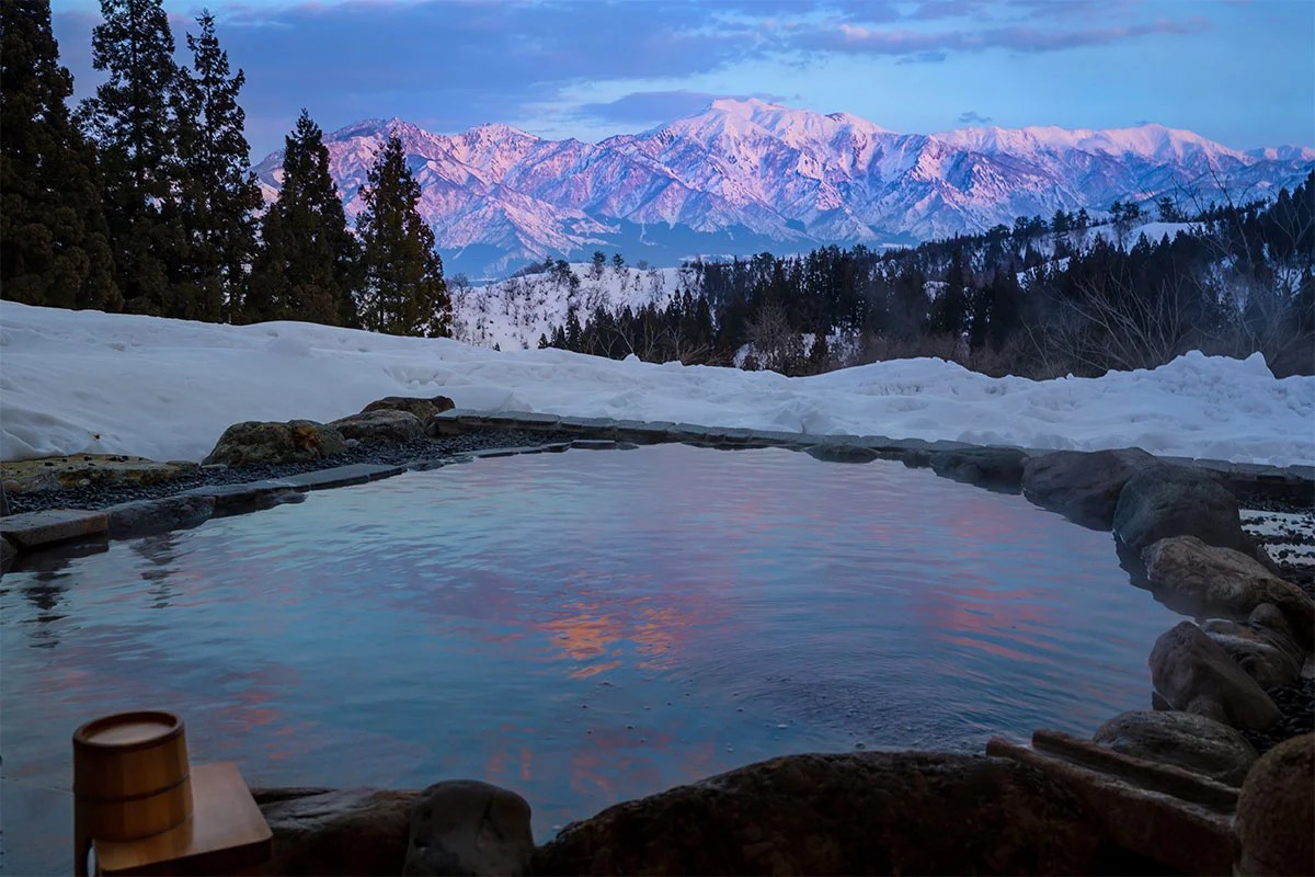 この時期だけの絶景、雪見露天を満喫できる温泉宿～北海道・東北編～ - たびゲーター 雪見風呂特集】冬の温泉シーズンには、Jeepを走らせて行きたい！日本全国の人気＆穴場“雪見風呂”18選 | Realstyle By Jeep®（リアル・スタイル By ジープ）