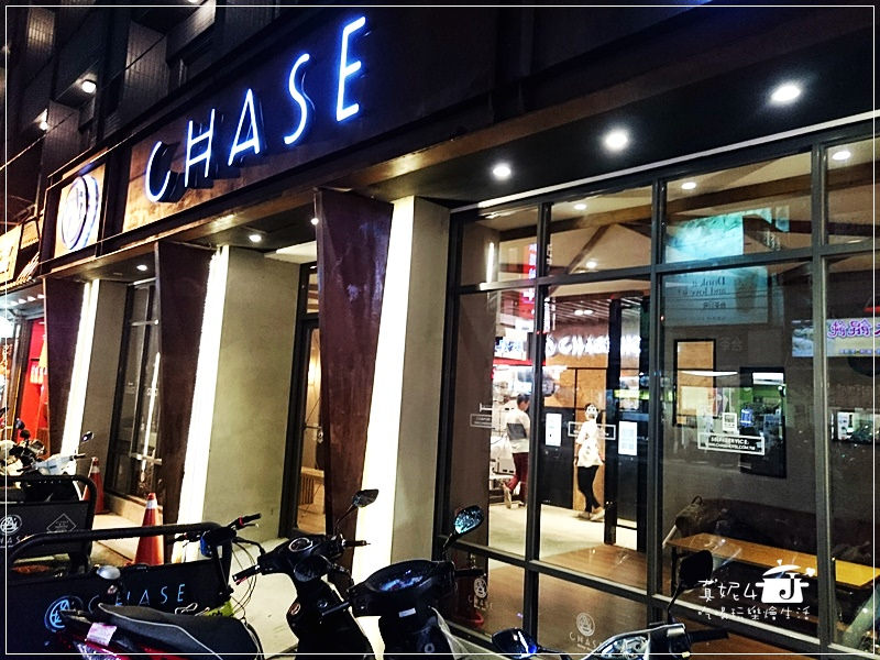 [台中住宿] 逢甲商圈合格住宿商旅。獨家無人自助旅店。全台唯一機器人手臂搬運行李。便宜自在又安全舒適的選擇~鵲絲商旅Chase Walker Hotel‎