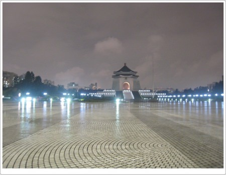 [旅遊景點-中正紀念堂站] 雨夜裡的中正紀念堂