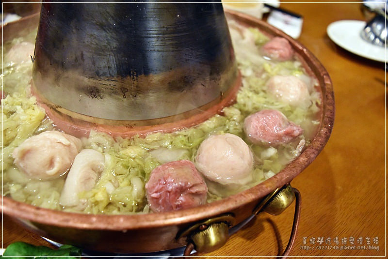 [台中美食] 徠圍炉北方風味館，傳統炭火煙囪爐，圍爐多一趣。菜單/地址/電話/路線圖