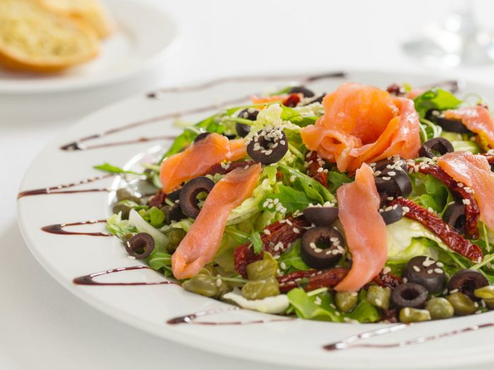 Ensalada de salmón ahumado, olivas y mezclum de lechugas