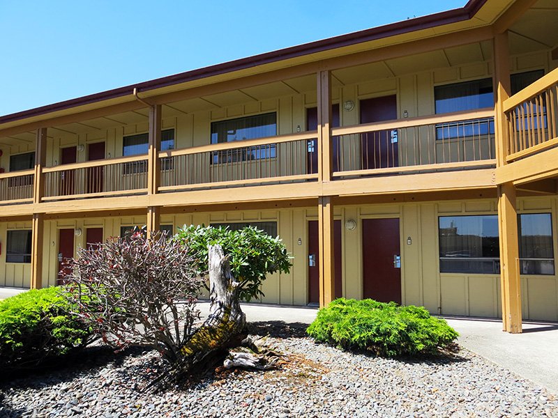 Red Lion Hotel in Coos Bay, Oregon by Jets Like Taxis Jets Like Taxis