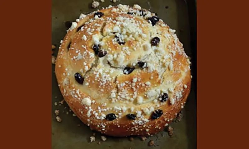 Recipe Round raisin challah with sweet crumb topping Jewish Journal