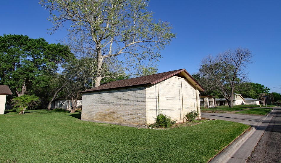 1401 28th Street Hondo, Texas J. Gruber Properties