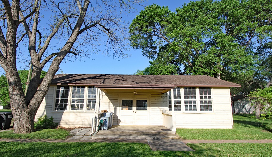 1401 28th Street Hondo, Texas J. Gruber Properties