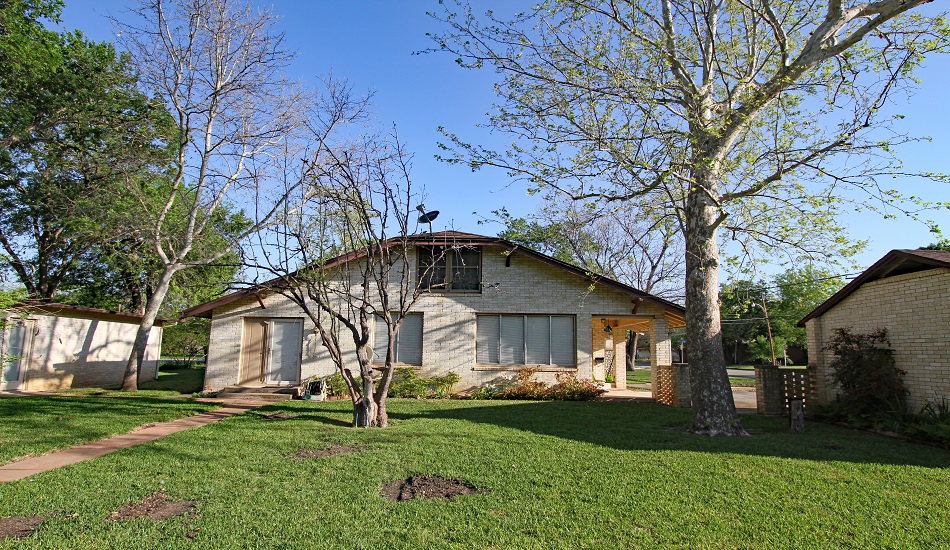 1401 28th Street Hondo, Texas J. Gruber Properties