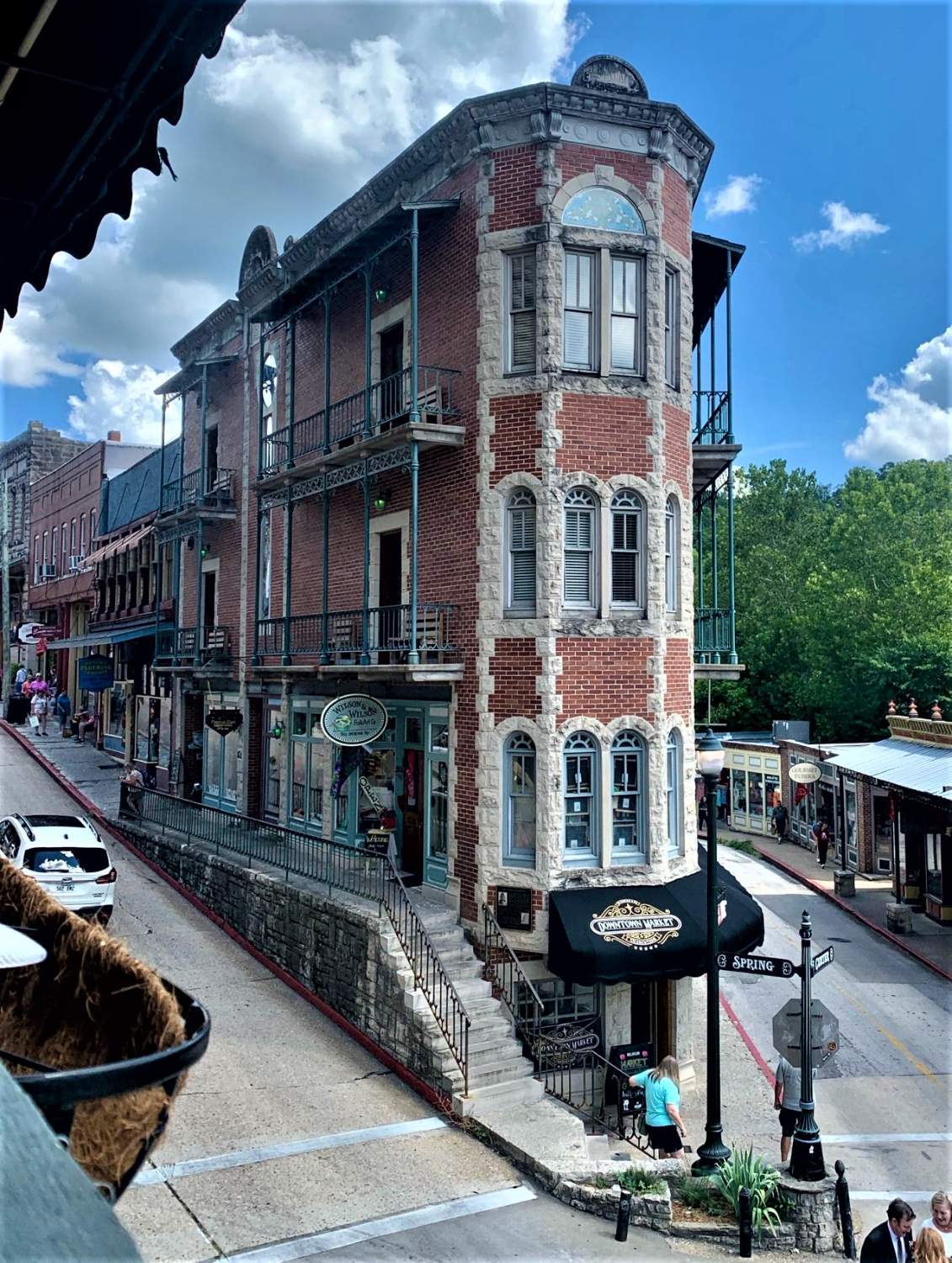 Solve Flat Iron, Eureka Spring, AR jigsaw puzzle online with 130 pieces