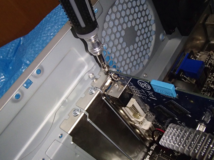 自作PCのグラフィックボードなどの拡張ボードの取り付け！PCI Expressって何？PCIE電源ケーブルなど補助