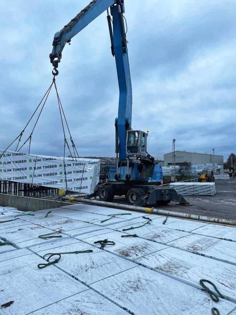 FORTH BRIDGE STEVEDORING INVERKEITHING UNLOADING OF TIMBER FUCHS 380 JLW Solutions Multi