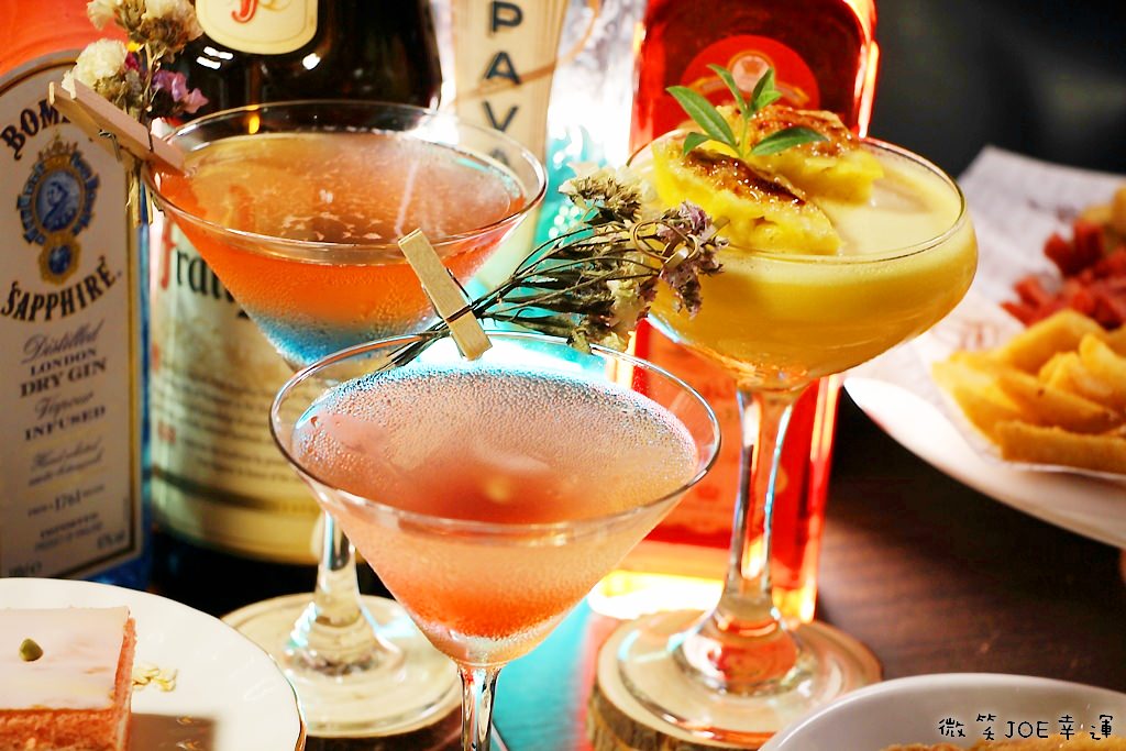 高雄IG熱門美拍調酒，Mr.TK，滿滿的花牆vs炫麗的調酒，相機都快忙不過來了。