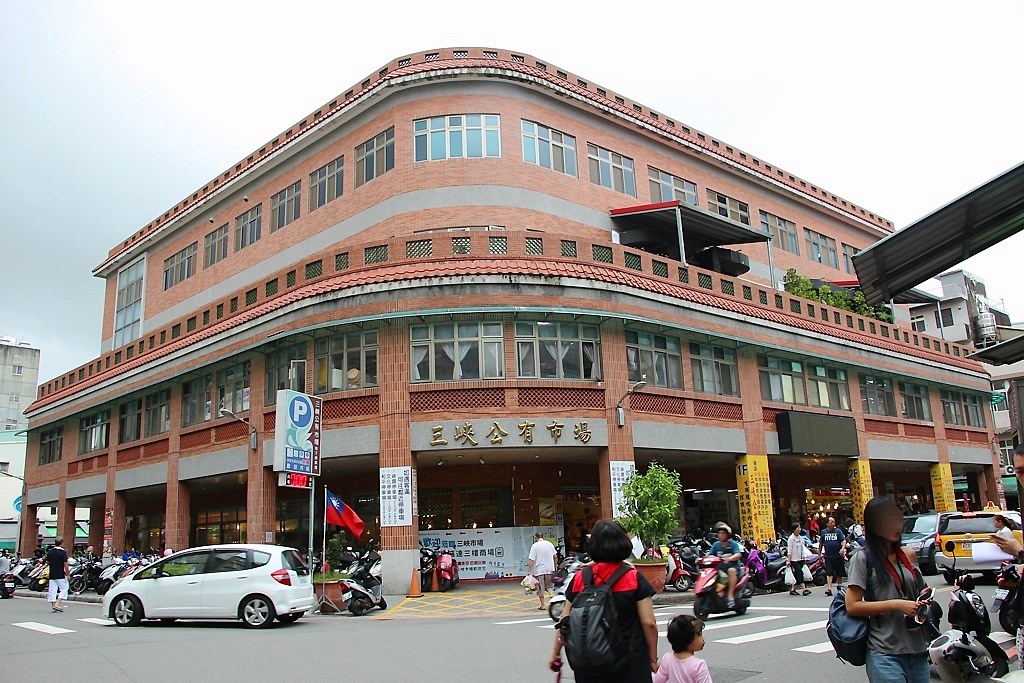 三峽公有市場，來去逛市場吹冷氣，還能品咖啡。