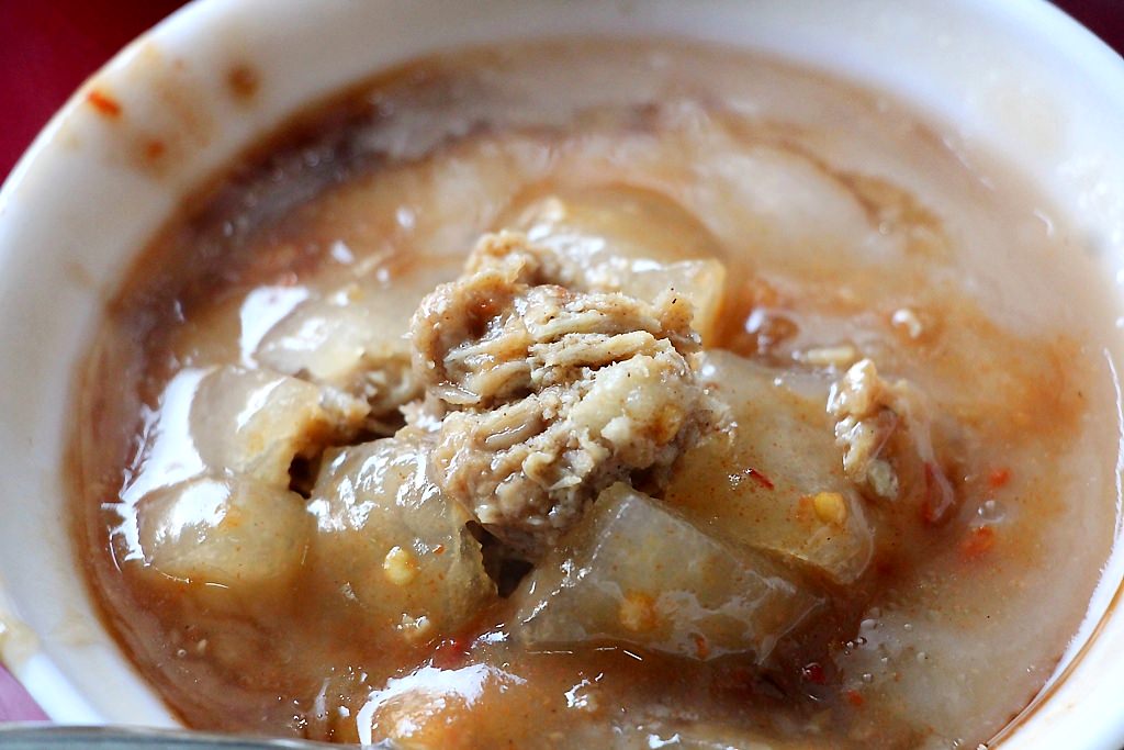 台中大里，涼傘樹肉圓，就算沒有桌子照樣人手一碗3小時完售。