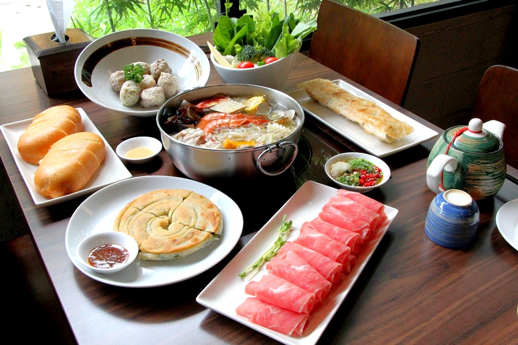 台中北區，黃金張老甕東北酸菜鍋~湯頭回甘….還有手工麵點超對胃。