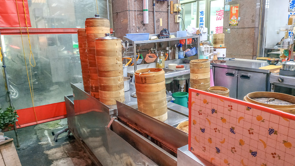 台中烏日，吃飽吃巧都隨意的吉蜂蒸餃。