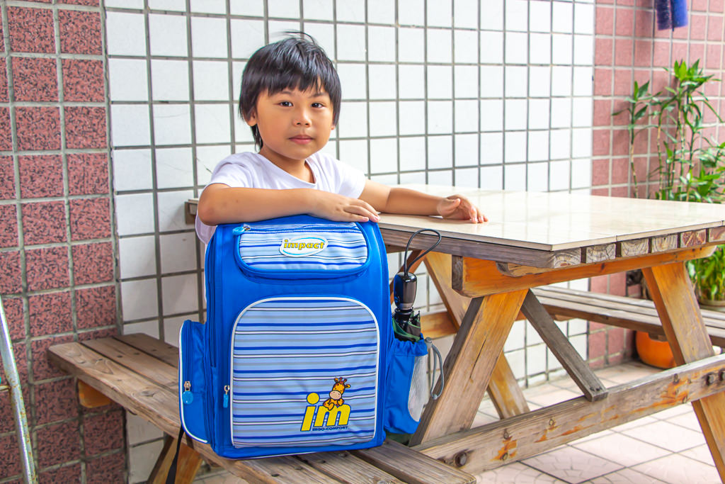 impact怡寶，新一代標準型輕量護脊書包，減壓輕鬆易背，孩子們上學的好伙伴。