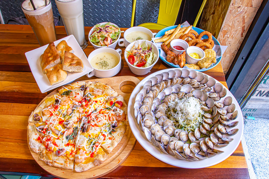 台中北區，近中友商圈的爆炸系蛤蠣義大利麵，還有滿嘴鮮味的海派披薩~諾諾索義式料理。