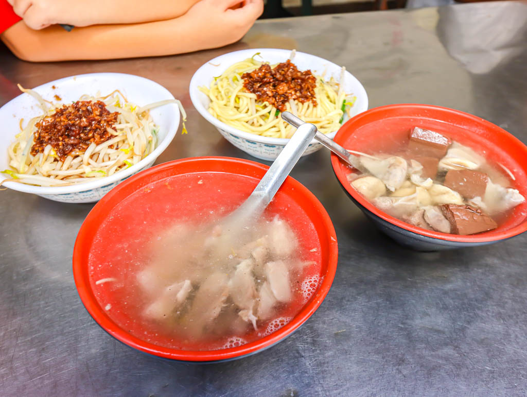 台中烏日，秀妹小吃~市場內的古早味麵食館。