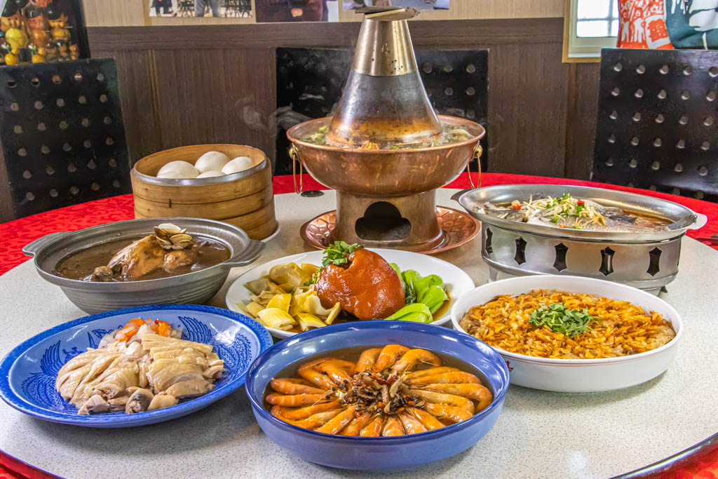 台中太平，爸爸酸菜白肉鍋復古場景超好拍，2021年菜開賣啦，初二至初四都能來這吃桌菜。