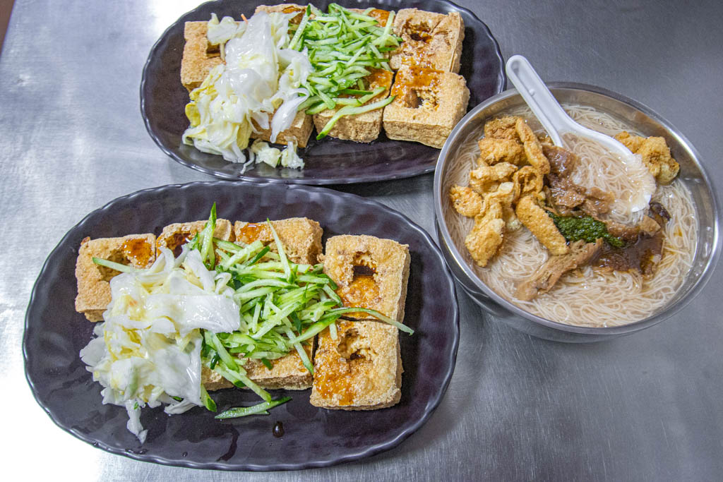 台中南區，非常香臭豆腐，美村路鐵皮屋內，越晚人潮越多….(純素食)。