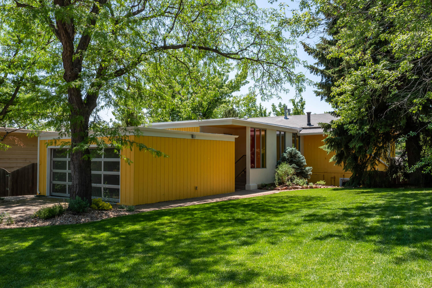 1,375,000 TABLE MESA MODERN John Hoeffler