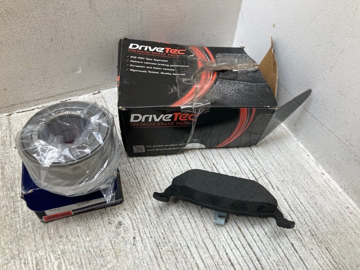 John Pye Auctions QTY OF CAR ACCESSORIES TO INCLUDE DRIVETEC BRAKE