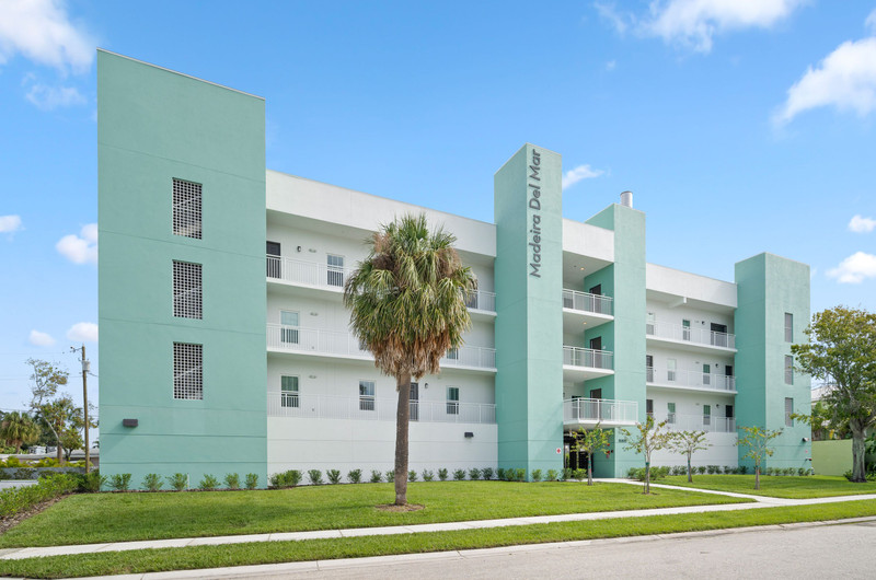 Madeira Del Mar Johns Pass Condos