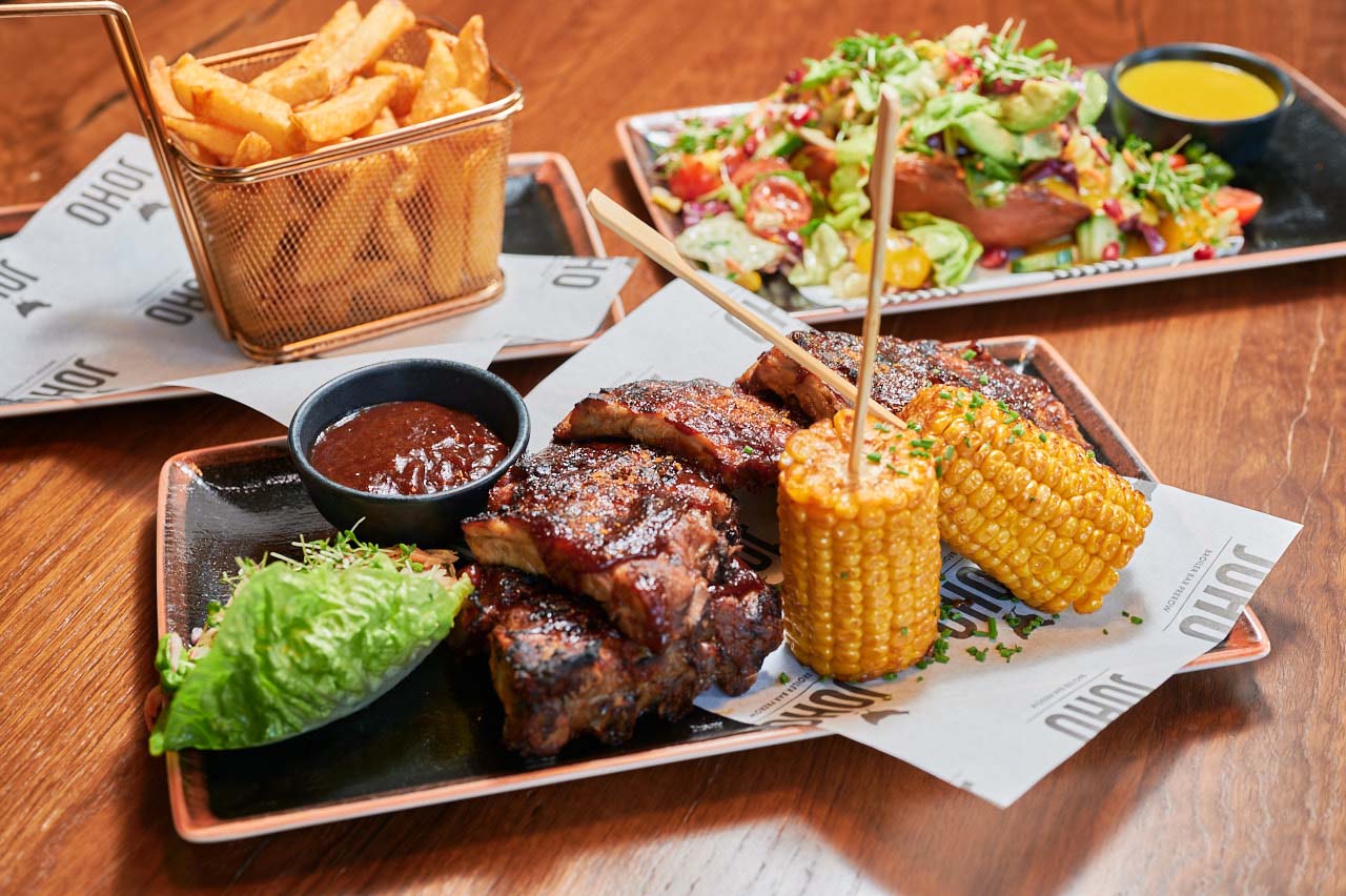 Direkt am historischen „Alten Strom“ JOHO Broiler Bar & Restaurant in