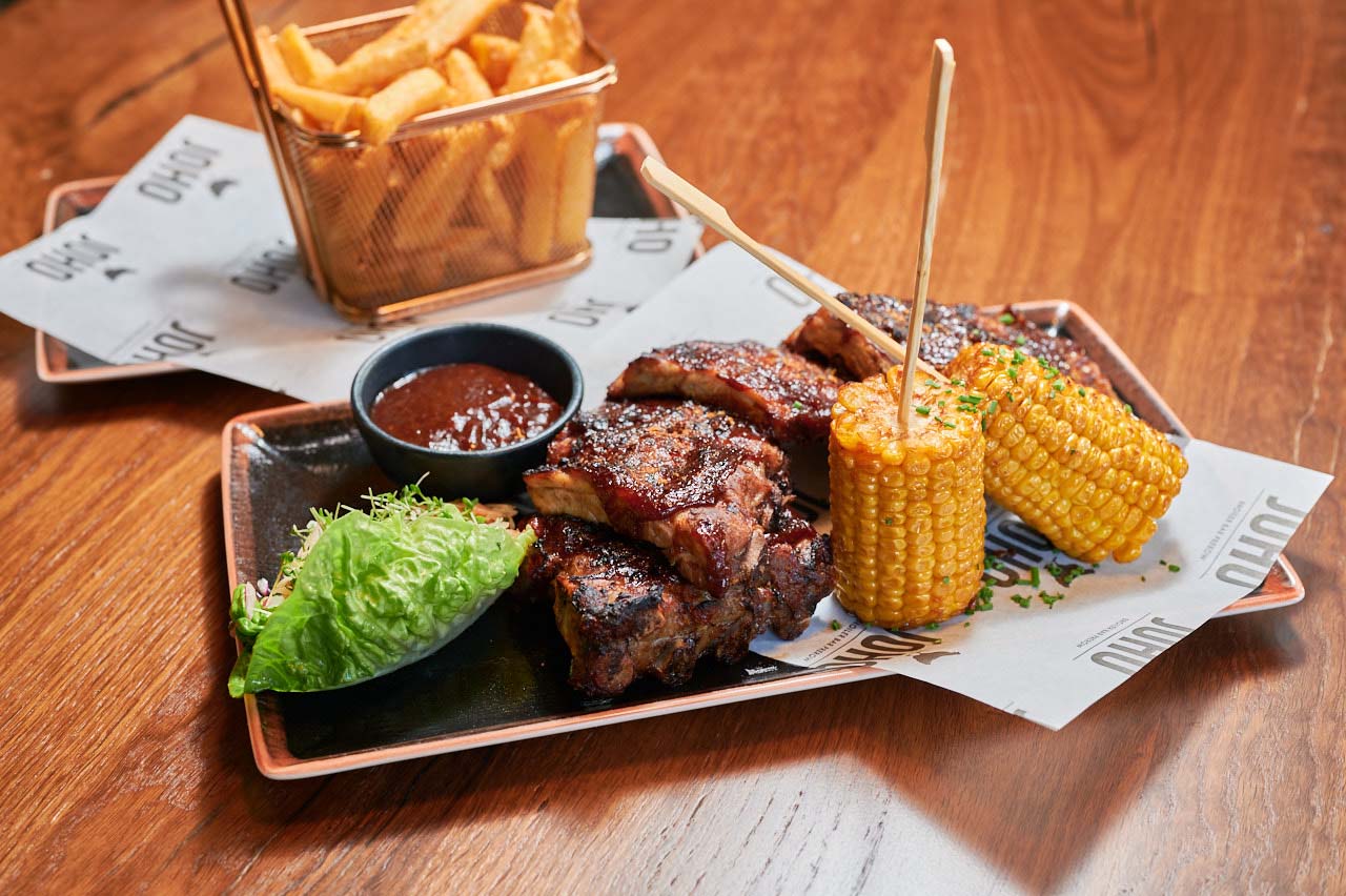 Direkt am historischen „Alten Strom“ JOHO Broiler Bar & Restaurant in