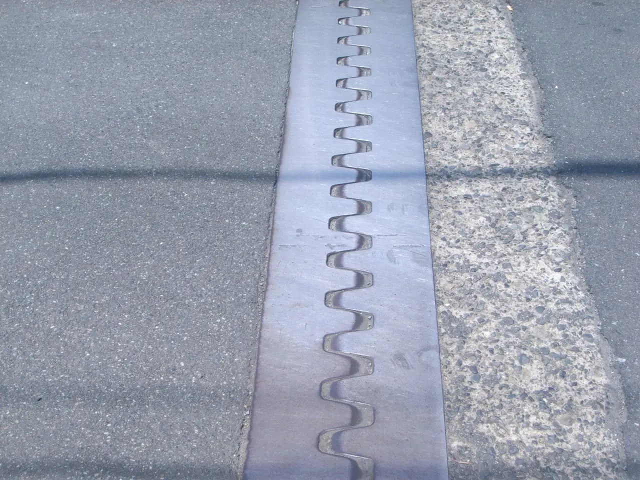 フィンガージョイントとは？【くし形伸縮装置3つの特徴を解説】 伸縮装置基礎知識 伸縮装置Navi