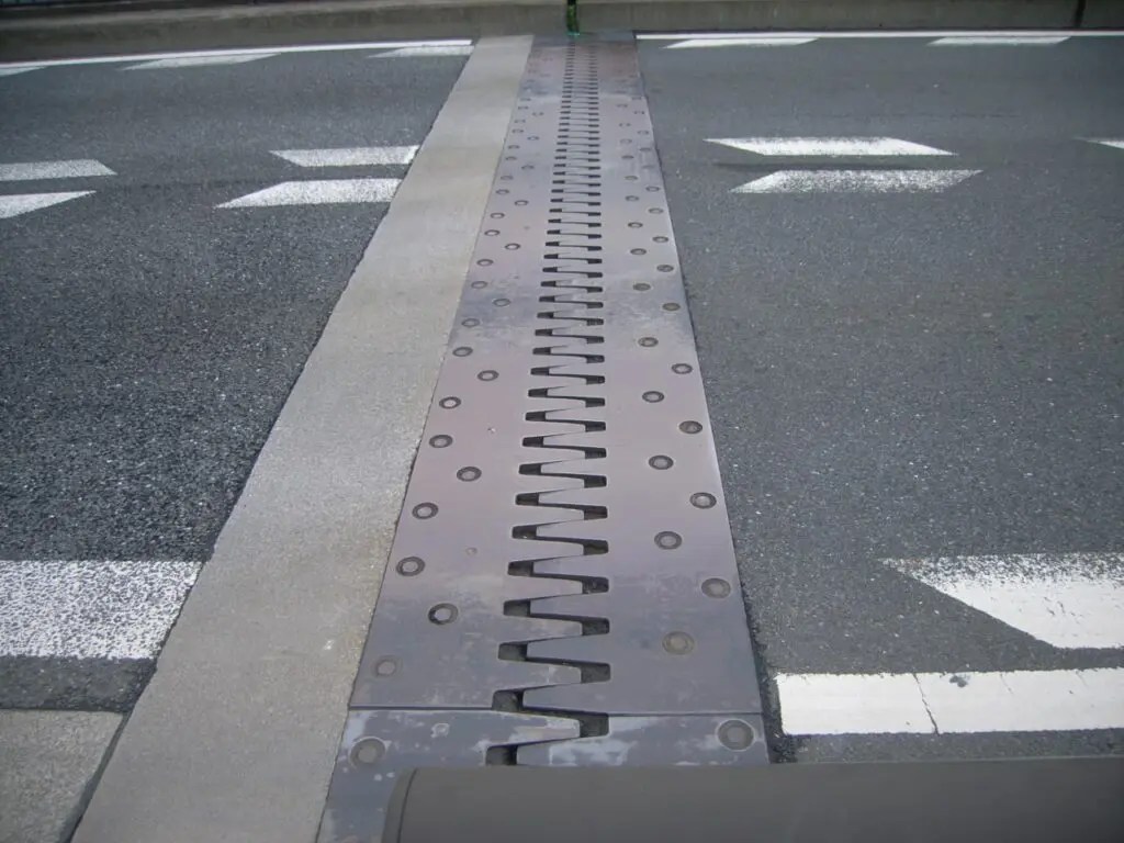 フィンガージョイントとは？【くし形伸縮装置3つの特徴を解説】 伸縮装置基礎知識 伸縮装置Navi